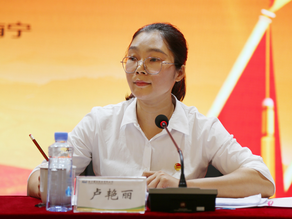 盧艷麗同志代表共青團南寧糖業股份有限公司第二屆委員會作了題為《開拓創新謀發展 求實進取譜新篇》的工作報告.jpg