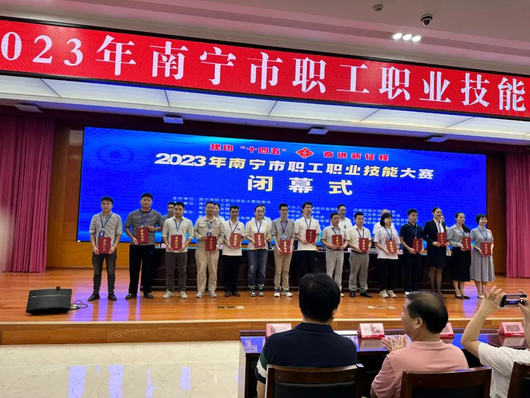 獲得各賽項(xiàng)第一名的選手合影.jpg